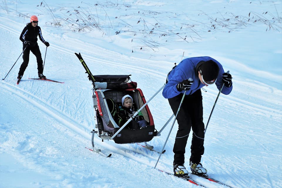 Przyczepki do narciarstwa biegowego – wyrusz na stok z maluchem!