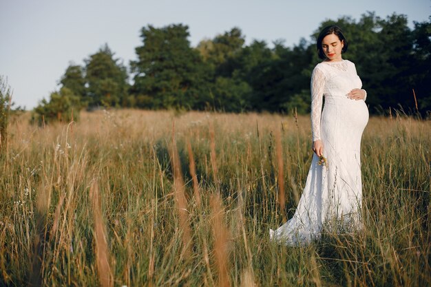 Jak przygotować się do sesji ciążowej, aby czuć się komfortowo i naturalnie?